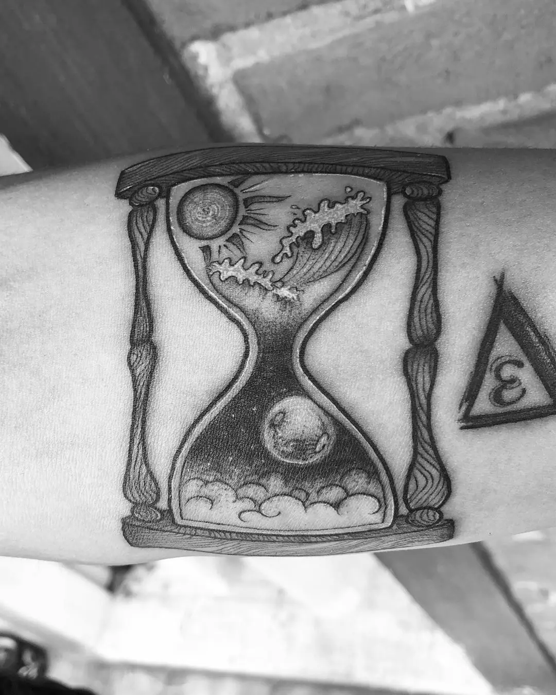 Galerías de Tatuajes Increíbles 30 • A l e F a r r e r a • 2020.07.08 1 of 2 Para Victor ⏳. Gracias por seguir confitandome tu piel. . . . sandclocktattoo
