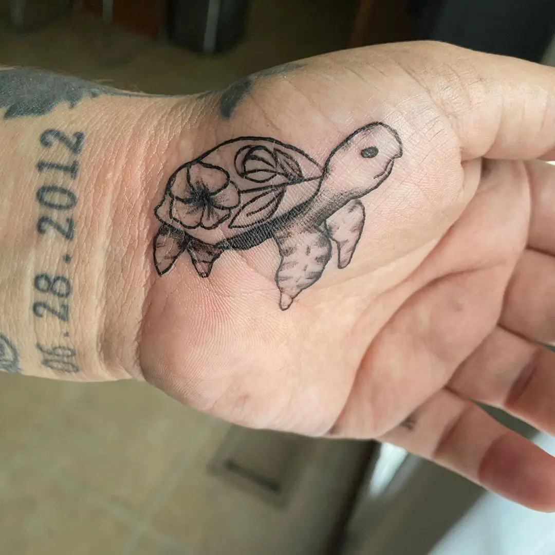 Galerías de Tatuajes Increíbles 6 2020.09.10 2 of 3 little turtle 🥺 handtattoo turtletattoo tattoo dmvtattoos