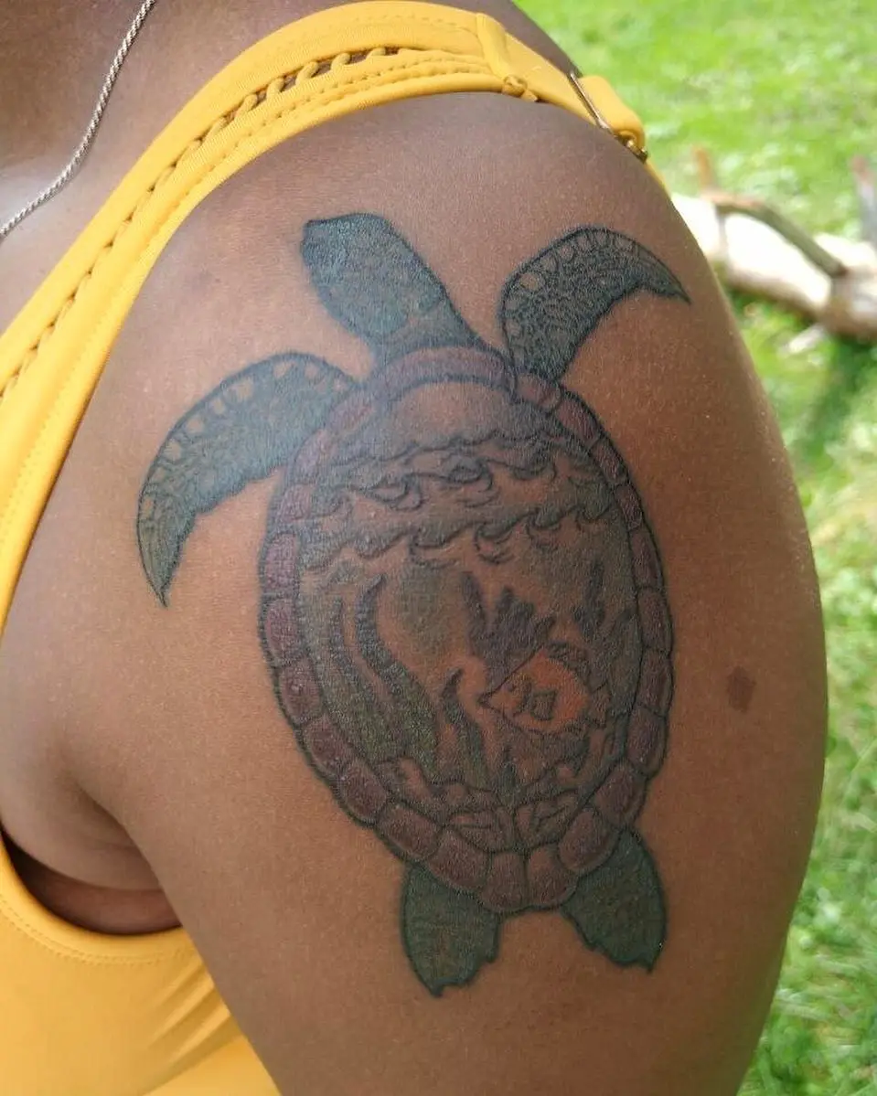 @saraevetattoo 2020.09.11 I loved tattooing this underwater turtle shell scene 🐢 🌊 🐠 thank you so much