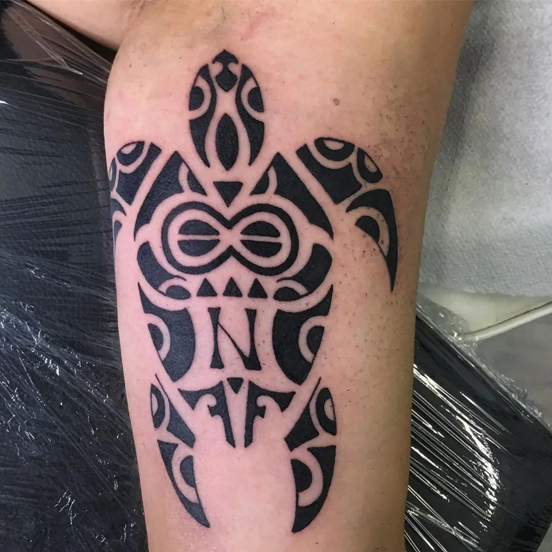 Galerías de Tatuajes Increíbles 16 Angelatomasi.tattoo 2020.09.09 Something different today. Grazie Carlo🙏 tattoo blackwork turtletattoo fam