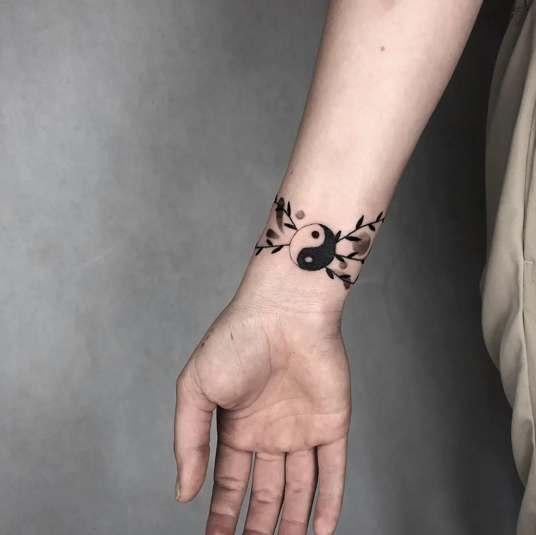 Galerías de Tatuajes Increíbles 32 Grzegorz Kusto 2020.09.06 2 of 3 Bransoletka dla Sandry 🌞 blackwork planttattoo leaftattoo yingyang yingyan