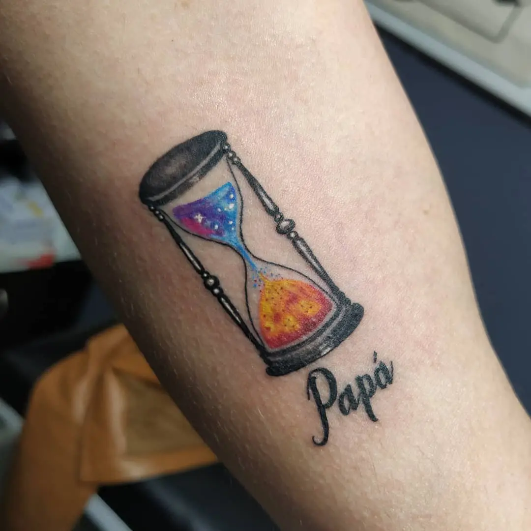 Galerías de Tatuajes Increíbles 68 Jorge Leiva 2020.07.22 Mini reloj de arena como homenaje a un ser querido. ⏳ sandclocktatt