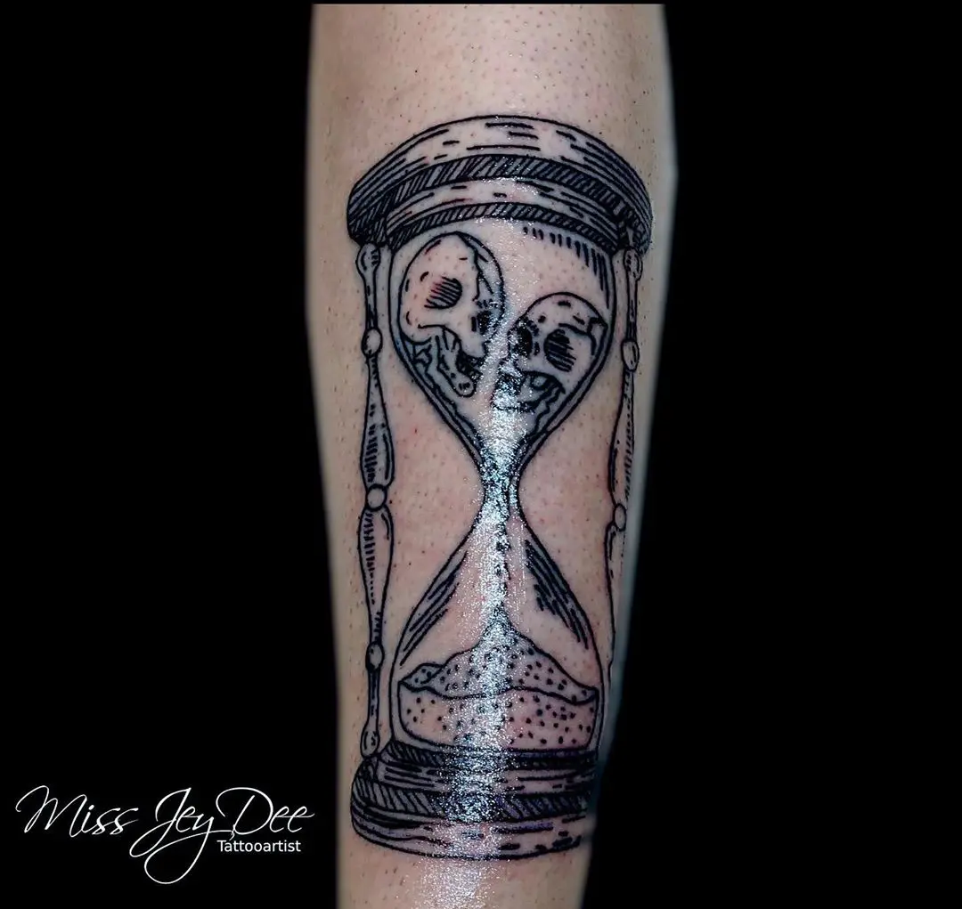 Galerías de Tatuajes Increíbles 77 Missjeydee 2020.07.15 Time is running out 💀 timeisrunningout skulltattoo sandclock⏳ sandclocktatt
