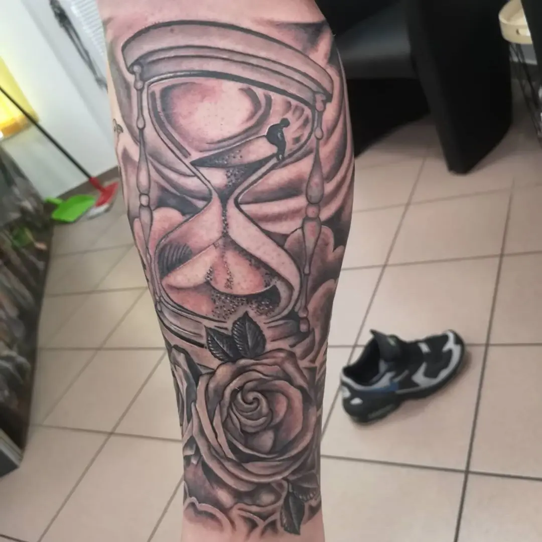 Galerías de Tatuajes Increíbles 8 Tattoo Studio Rok n Roll🔥MB 🇸🇮 2020.08.12 time waits for no one roses thinker costumedesign sandclocktattoo blac