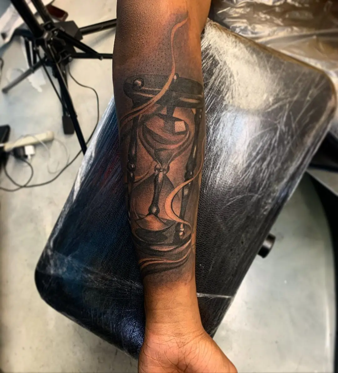 Galerías de Tatuajes Increíbles 9 TattooJohnny🇯🇲 2020.07.06 1 of 2 Did this dope sandclocktattoo the other day. For booking link in bio.... inkby