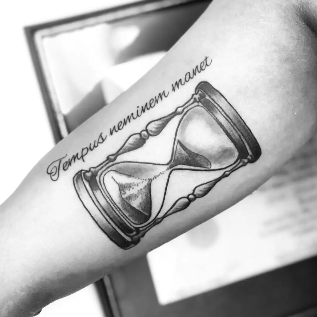 Galerías de Tatuajes Increíbles 17 Yashan silva 💀🌹 2020.08.25 inked letteringtattoo tattoostyle wordingtattoo sandclock⏳ sandclocktattoo