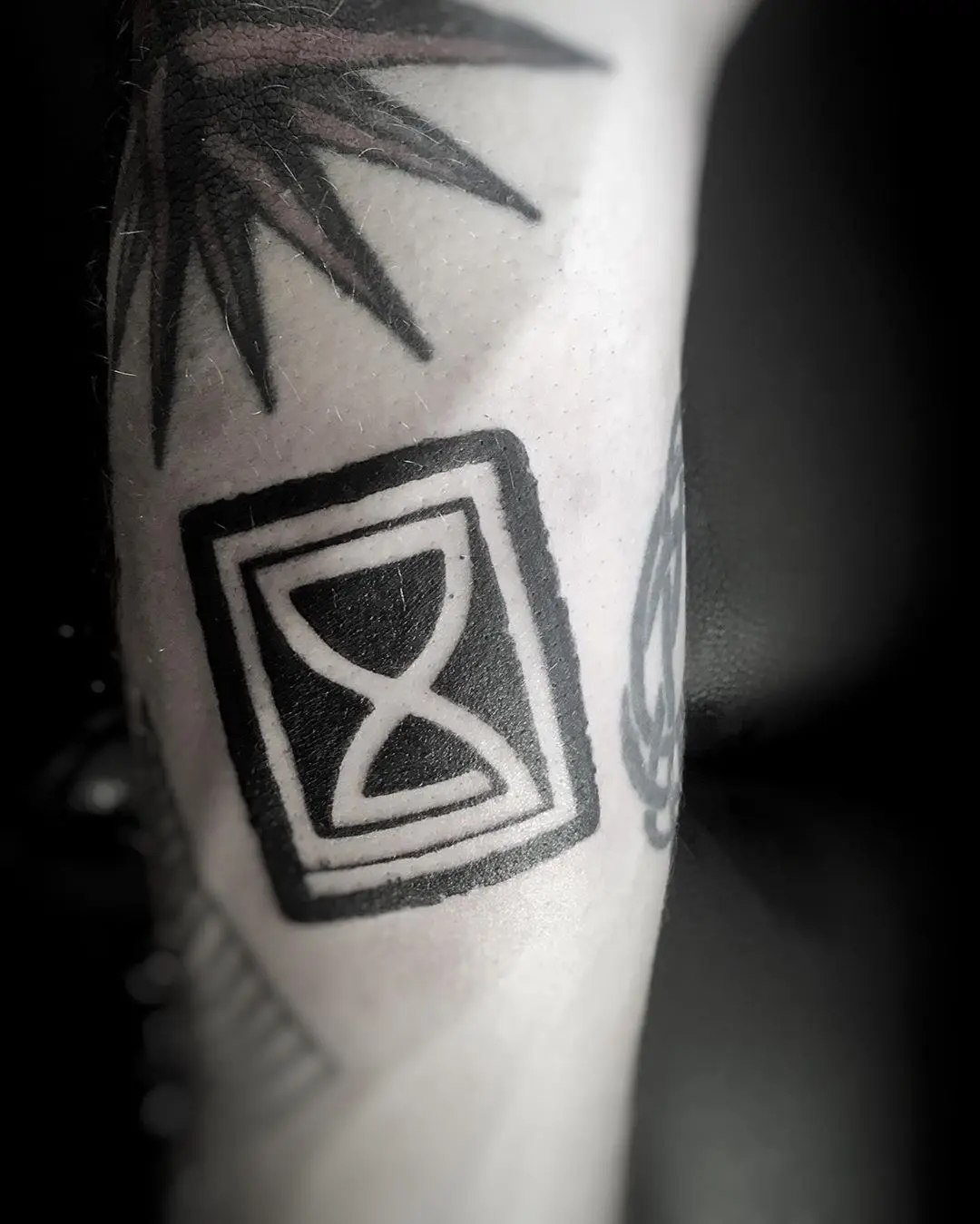 Galerías de Tatuajes Increíbles 69 klaraindiana 2020.08.27 ••time is running out•• . . tattoo ink blackink sandclock patchtattoo sand