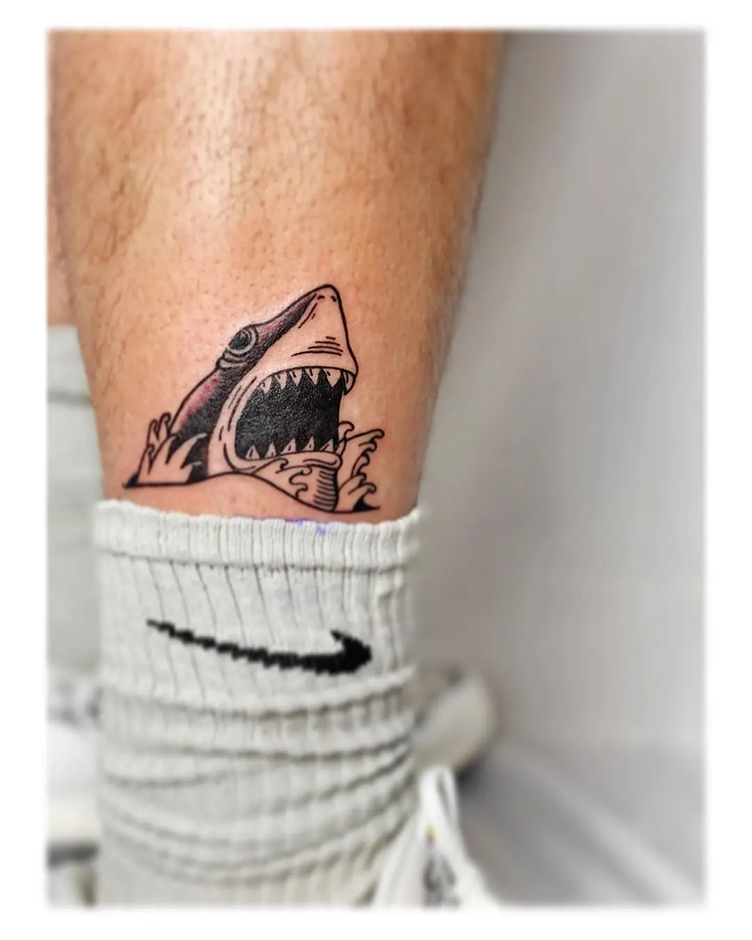 Galerías de Tatuajes Increíbles 11 The Wolf Den Custom Studio 2020.10.10 ꧁ what lies beneath꧂ sharktattoo landshark sockswag sockshark placementgame
