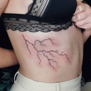 Destellos de Fuerza: Tatuajes de Rayos y Relámpagos 21 tatuajes de rayos y relámpagos