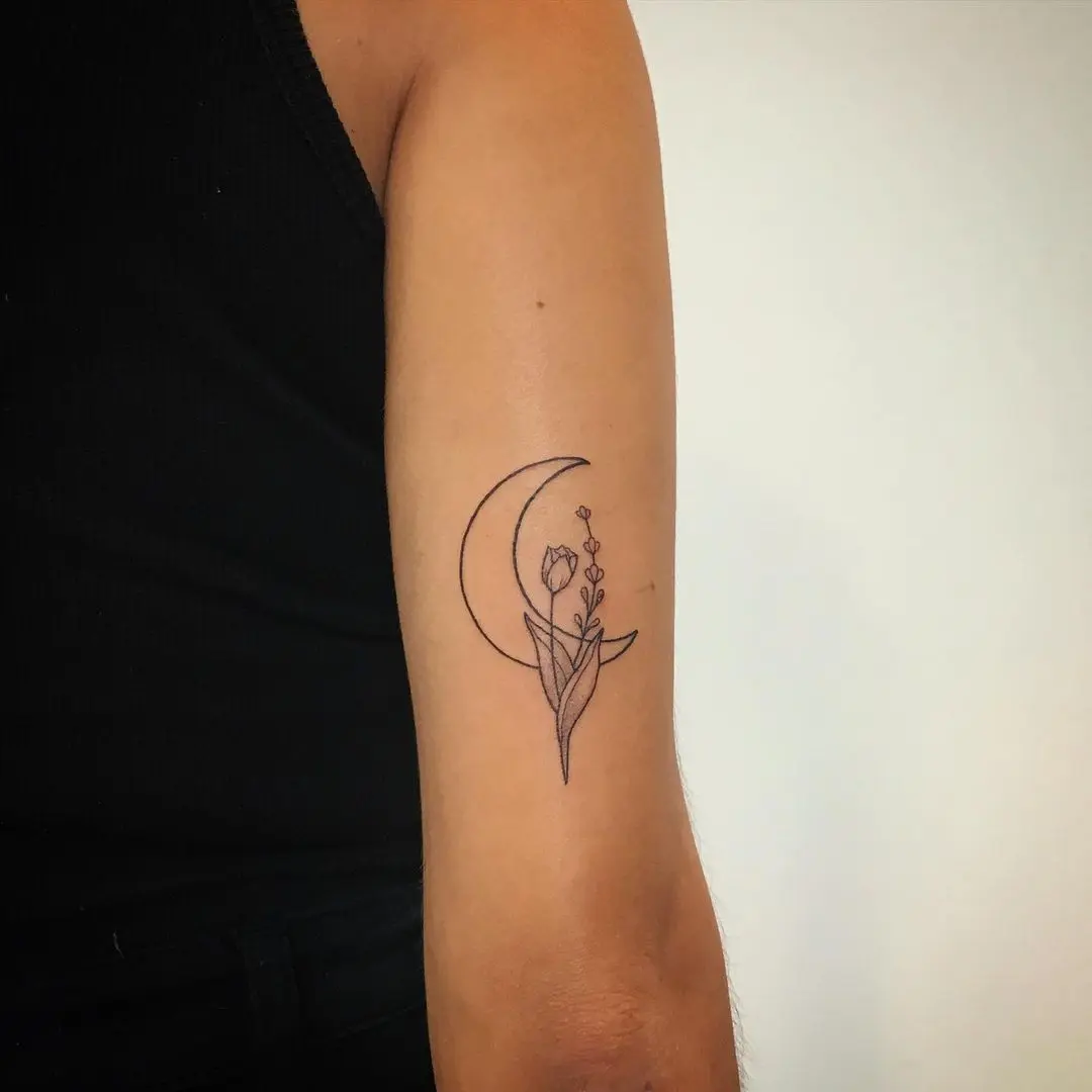 Galerías de Tatuajes Increíbles 11 ✨Leneya✨ 2021.01.12 Dainty little moon and tulip for a longtime friend Isabelle 🌙🌷 • • • • • app