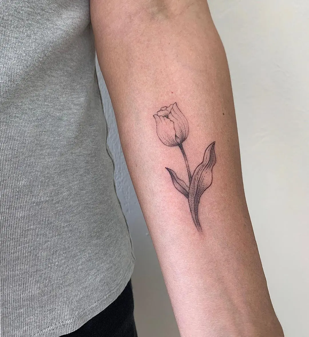 Galerías de Tatuajes Increíbles 13 Alice Pozza Tattoo Artist 2021.01.27 1 of 2 Tulip 🌷 botanical . . . botanical botanicalart botanicaltattoo tulip t