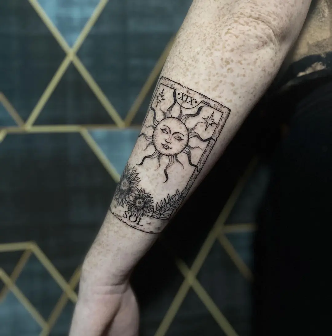 Galerías de Tatuajes Increíbles 14 Alexandra 2020.11.02 Sun Tarot Card I got to do on my sis 🌞 Id love to do more of these🦋 Thank