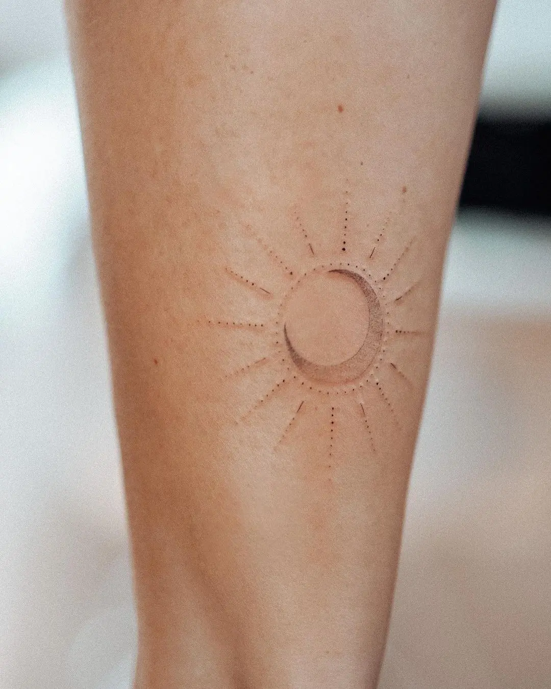 Galerías de Tatuajes Increíbles 15 Alina Fineline Tattoo Artist 2021.01.31 2 of 2 🌙☀️ loved illustrating this idea of a sun and moon combination. Custom Design.