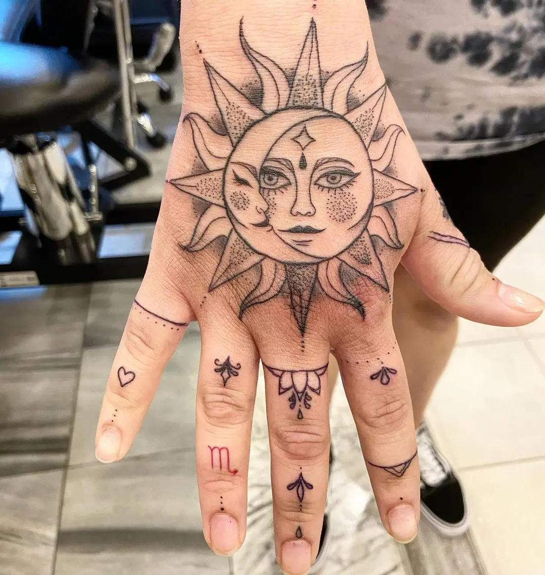 Galerías de Tatuajes Increíbles 20 Carly Pate 2021.01.25 ☀️🌙☀️🌙☀️🌙☀️🌙 tattoo handtattoo suntattoo moontattoo sunandmoon sunand