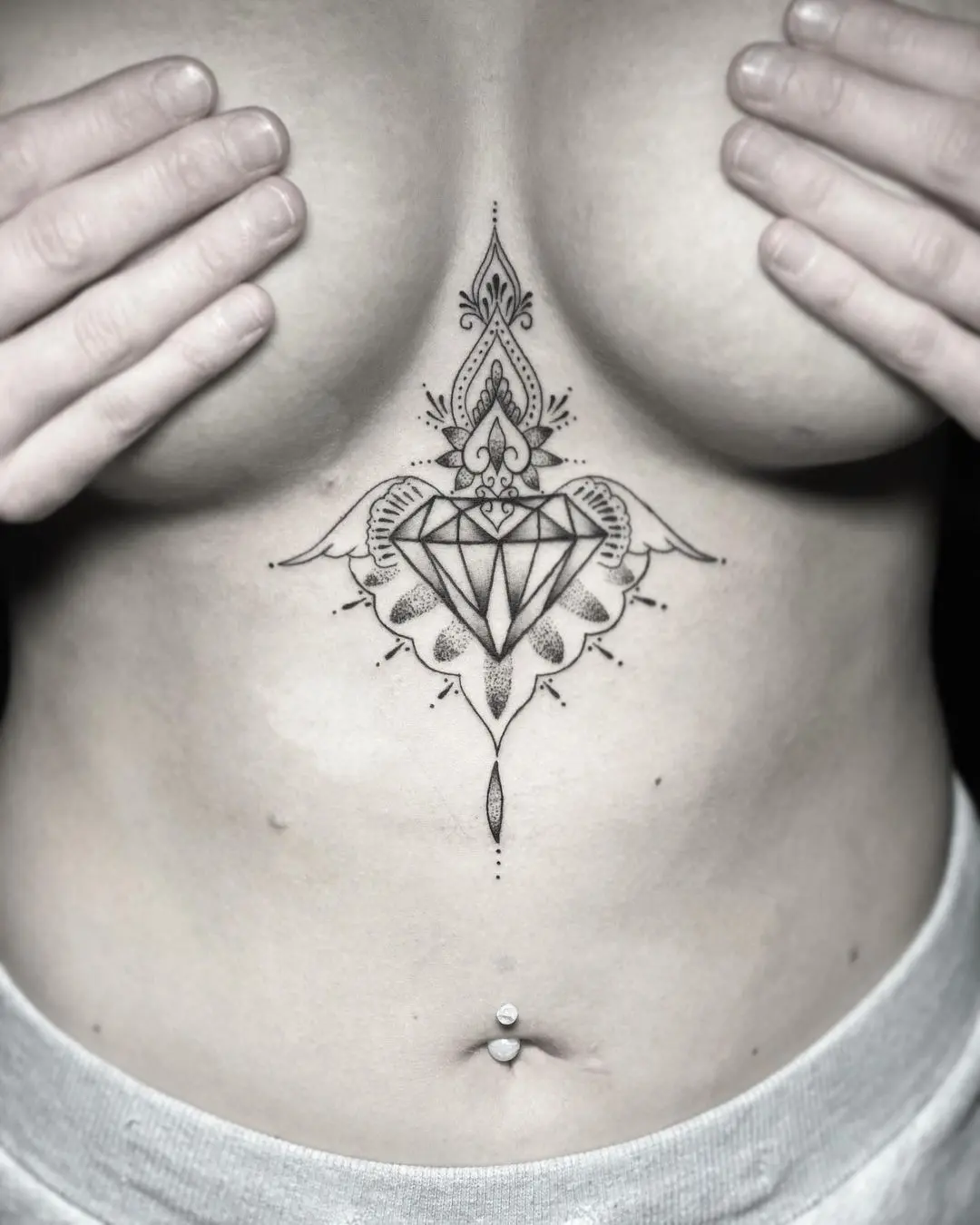 Galerías de Tatuajes Increíbles 4 𝕷𝖆𝖚𝖗𝖆 𝕿𝖎𝖓𝖙𝖆🇨🇭 2021.03.03 2 of 3 Shine bright like a diamond💎tattoo diamonds diamondtattoo mandalatatto man