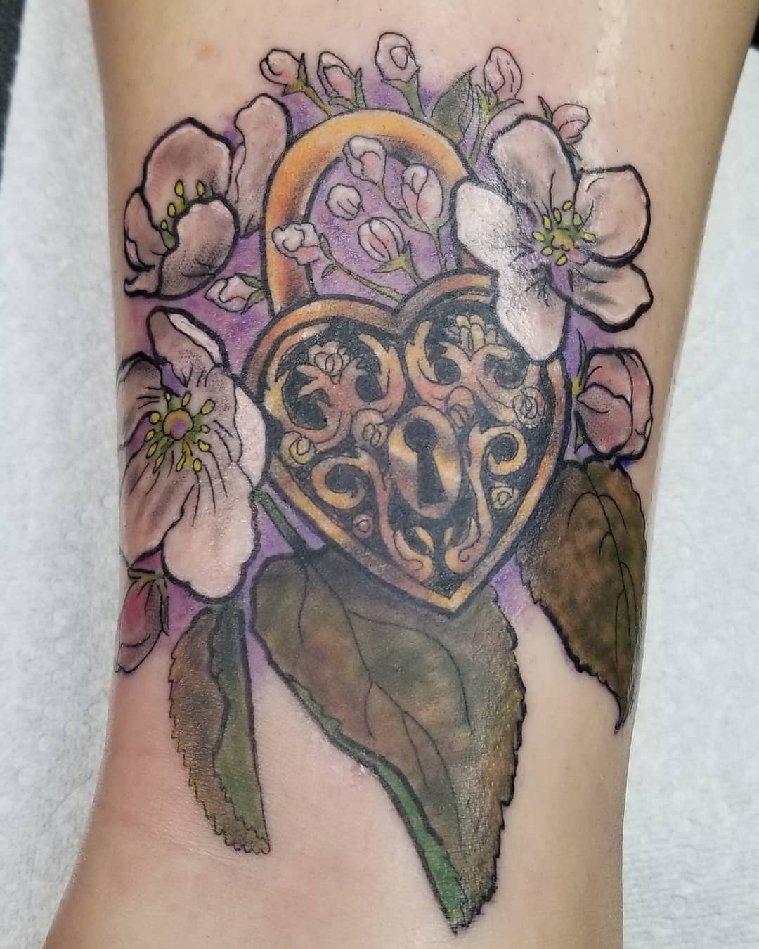 tatuaje flor de manzano
