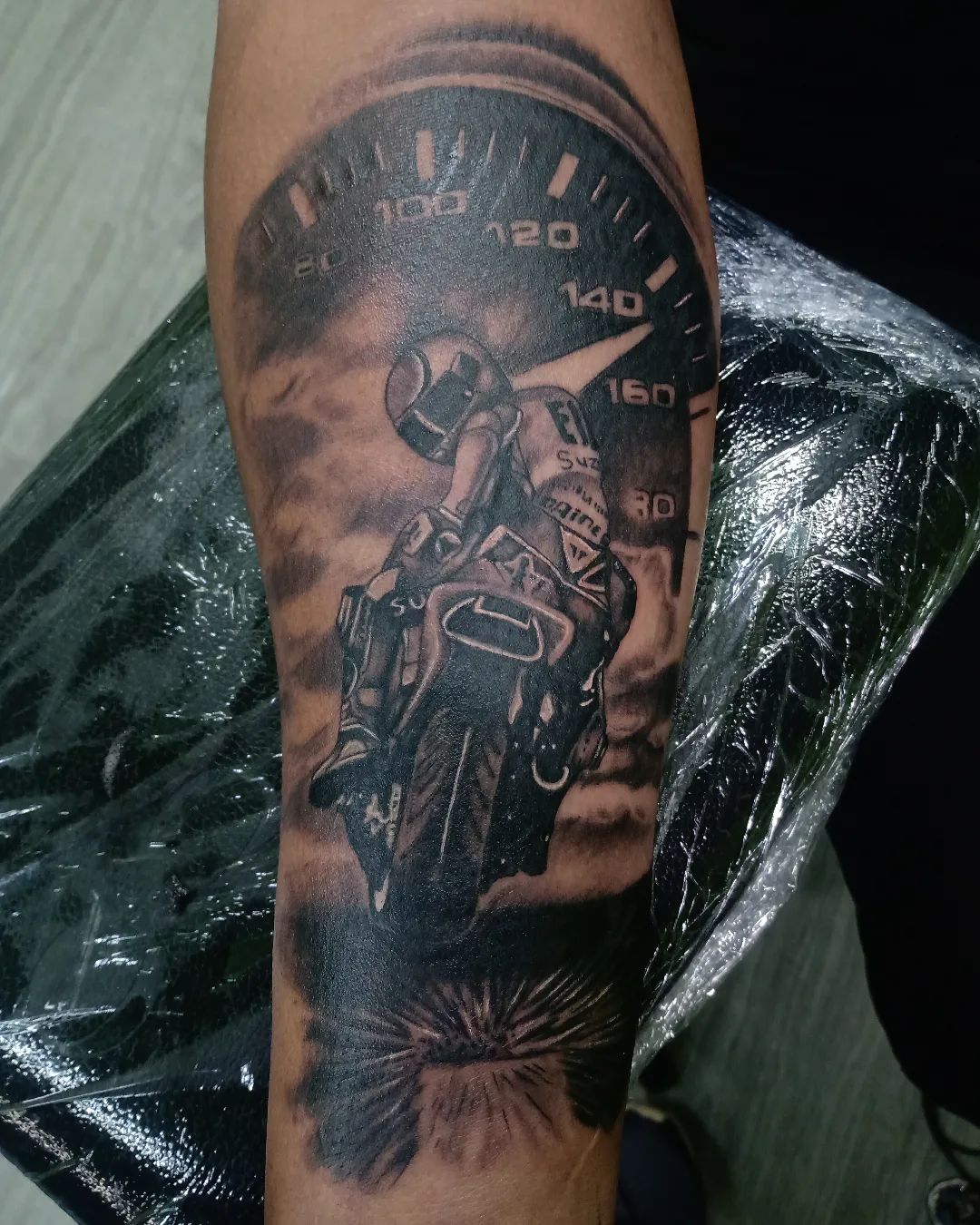 Motorcycle tattoos: art and speed under the skin 16 motorcycles tattoos