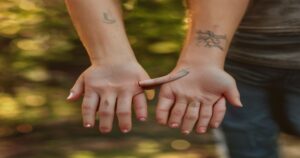 Tatuajes de pareja: significado, diseños y tendencias