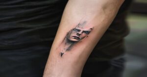 Blackout Tattoos: La tendencia radical que Christian Nodal ha popularizado