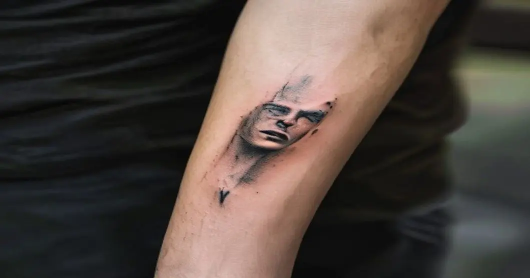 Blackout Tattoos: La tendencia radical que Christian Nodal ha popularizado 15 Photorealistic close-up of a male forearm covered in a solid black tattoo (blackout), with subtle skin texture visible, soft natural lighting, high detail, no text or logos.