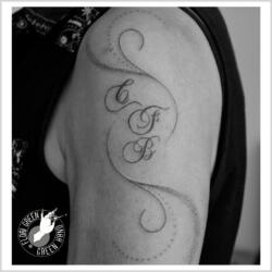 90 Tatuajes Con Iniciales de Varias Tipografías 26 3614694839